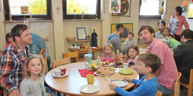 So macht das Frühstücken Spaß. Beim Papa-Tag war gute Laune angesagt - kleine Stühle – großes Vergnügen. Foto: Hannelore Nowacki