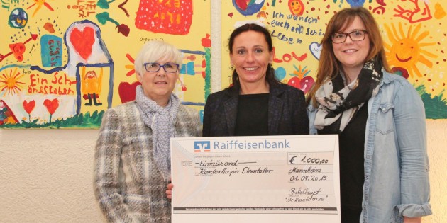 Die Hofheimer Theatergruppe „Die Krautstorze“ spendete 1.000 Euro für das Kinderhospiz Sterntaler. Im Bild: 1. Vorsitzende Petra Bickelhaupt (links), Beate Däuwel, die sich für das Kinderhospiz über die Spende freute, und 2. Vorsitzende Kim Ramb. Foto: Hannelore Nowacki