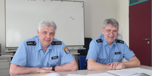 Die Verkehrsunfallbilanz für das Jahr 2014 fällt besser aus als im Vorjahr, Grund für eine positive Einschätzung von Polizeioberrat Thomas Bauer (rechts), Leiter der Polizeistation Lampertheim-Viernheim, und Polizeihauptkommissar Klaus Arnold. Foto: Hannelore Nowacki