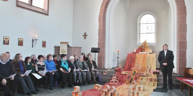Die ganz besondere Atmosphäre beim Gottesdienst nach Taizé am Donnerstagabend in der evangelischen Kirche in Bürstadt war vom Leuchten der Kerzen, vor allem aber von der meditativen Ruhe und Stille geprägt, die vom Gesang in Laute umgesetzt wurde. Foto: Hannelore Nowacki