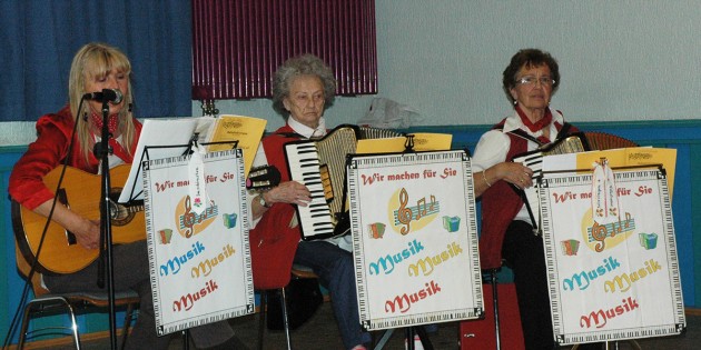 Das ‚Musiktrio‘ sorgte für musikalische Unterhaltung mit Frühlings- und Volkliedern, die jeder mitsingen konnte. Foto: Sigrid Samson