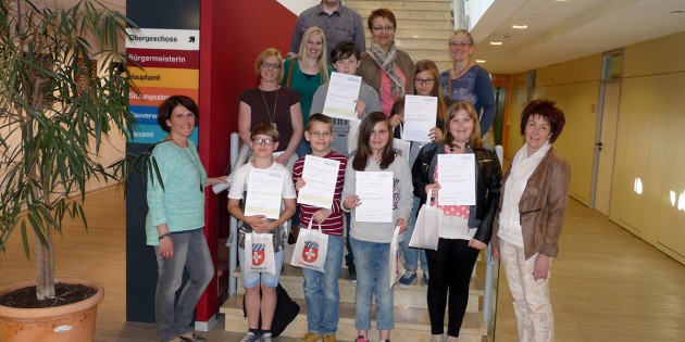 Bürgermeisterin Barbara Schader überreichte den Schülerinnen und Schülern ihre Urkunde zur Teilnahme am Boy’s & Girl‘s Day. Foto: oh