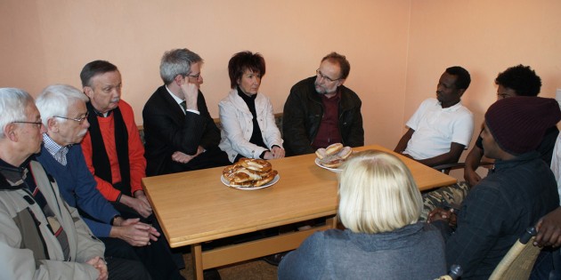 Bürgermeisterin Barbara Schader und CDU-Landratskandidat Christian Engelhardt informierten sich über die Situation der Flüchtlinge in Bürstadt. Foto: oh