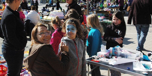 Beim Kinderschminken im Rahmen der Veranstaltung ließ sich Lena in eine kleine Eisprinzessin verwandeln. Foto: Sigrid Samson