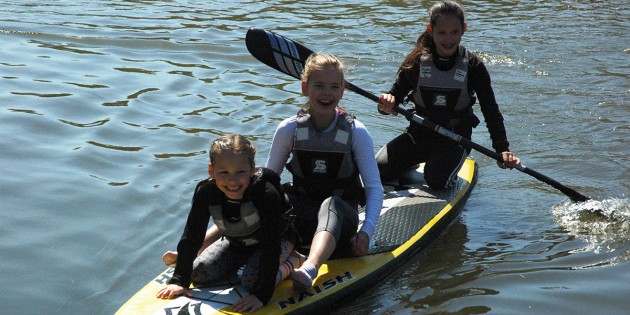 Die Mädels hatten viel Spaß auf dem Wasser beim Ausprobieren des Stand-Up-Paddlings. Foto: Sigrid Samson