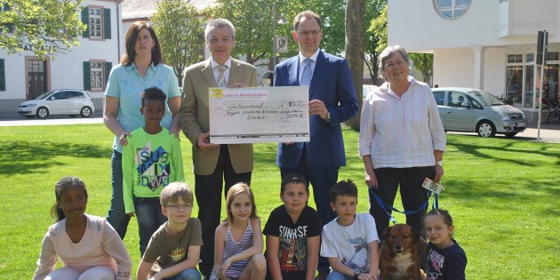 Große Freude über Unterstützung bei Lesehund Urs und den Lampertheimer Kindern