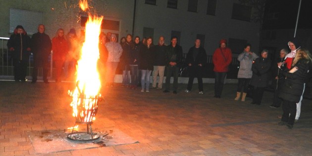 Das Osterfeuer erleuchtete am Samstag den Platz neben der Gustav-Adolf-Kirche in Hüttenfeld. Foto: ehr