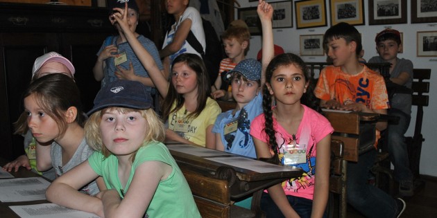 Lernen wie in alten Zeiten: Die Schüler der Schülerbetreuung der Pestalozzischule erlebten in den Ferien besondere Einblicke in die Geschichte ihrer Heimatstadt. Foto: Benjamin Kloos