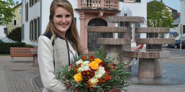 Sympathisch, mit einem Lächeln im Gesicht und mit viel Charme: Die neue Spargelkönigin Elena I. Foto: Benjamin Kloos
