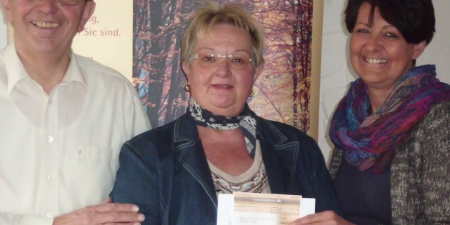 Gisela Suck aus Groß- Rohrheim (Mitte) überbrachte der Hospiz-Initiative Ried eine Spende in Höhe von 500 Euro - sehr zur Freude des 1. Vorsitzenden Wolfgang Zeißner und der Koordinatorin Gaby Weiß-Szpera. Foto: oh
