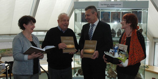 Emil Hoffmann, Buchautor (2.v.l.) übergab gemeinsam mit Ehefrau Renate (r.) im Rahmen eines Pressegesprächs Exemplare seines neu erschienenen Buches an Bürgermeister Gottfried Störmer (2.v.r.) und Eugenia Köhler (l.) als Vertreterin der Stadtbücherei Lampertheim. Foto: Sigrid Samson