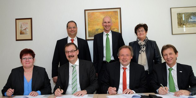 Johannes Krämer, Geschäftsführer der EWR Netz GmbH (vorne, 2.v.r.); Günter Reichart, Vorstandsmitglied der EWR AG (vorne, rechts außen), Alexandros Stefikos, Leiter der EWR-Anlagentechnik (hinten, links außen) und Thorsten Volz, Vertriebsleiter Privatkunden und DSL-Projektleiter (hinten Mitte). Foto: oh