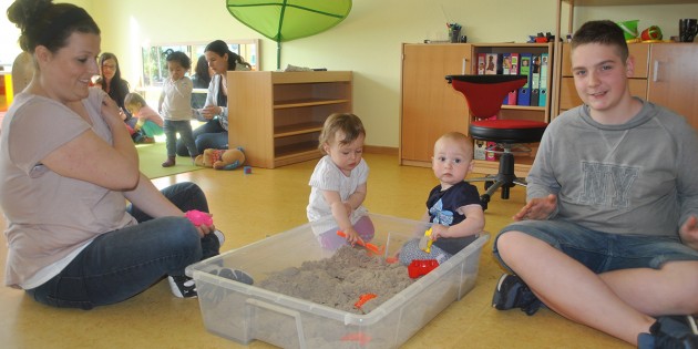 Nils Baumann (r.) wurde von den Kindern der Kinderkrippe Zwergenschloss in Neuschloß begeistert aufgenommen - und hatte sichtlich Spaß am gemeinsamen Spiel mit dem Bausand. Foto: Benjamin Kloos