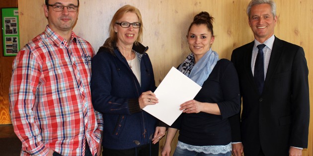 Jörg Bohn (Abteilungsleiter Turnen), Marina Bohn (als Vertreterin des Turngaus Bergstraße), Maresa Klinger (Kursleiterin) und Frank Schall (1. Vorsitzender des TVL) freuen sich über das Gütesiegel „Pluspunkt Gesundheit". Foto: oh