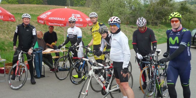 Gewohnt gut wurden die Radsportler in den Versorgungsstationen – hier beim Zwischenstop in der Kontrollstelle bei Gadernheim- mit Obst, Tee, Wasser und Schmalzbrot versorgt. Foto: oh
