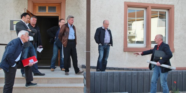 Die geplante Pflasterung am Alten Rathaus, die Landschaftsarchitekt Ronald Ofenloch dem Arbeitskreis Dorferneuerung vorstellte, soll durch changierendes Beige-Grau besonders harmonisch wirken. Foto: Hannelore Nowacki