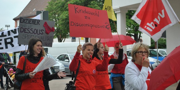 Verliehen ihren Forderungen lautstark Ausdruck: Lampertheimer Erzieherinnen bei ihrem Demonstrationszug. Foto: Benjamin Kloos