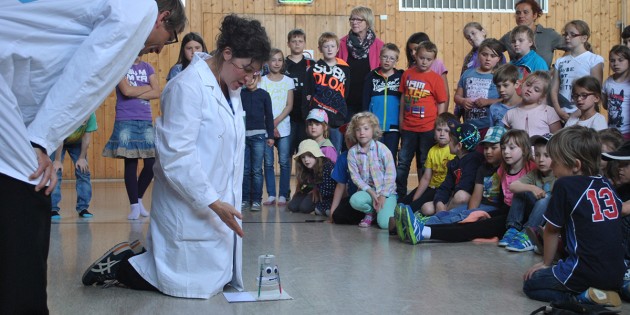 Ja er kann zeichnen! Ein kleiner Roboter sorgte in der KSG-Halle Nordheim für besondere Begeisterung. Foto: Benjamin Kloos
