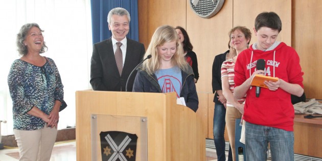 Mit ihren Grußworten in deutscher Sprache bewiesen die beiden Austauschschüler Humor, der mit Applaus und herzhaftem Lachen belohnt wurde. Foto: Hannelore Nowacki
