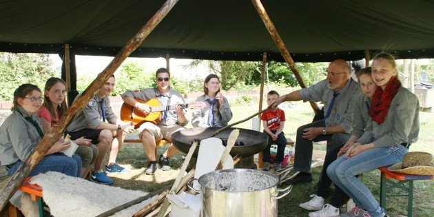 Die mittlerweile traditionelle Stockbrot-Aktion der Pfadfinder fand regen Anklang. Foto: Eva Wiegand