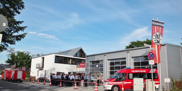 Nun hat die Freiwillige Feuerwehr Hüttenfeld eine professionelle Ausstattung: Die neue Fahrzeughalle, der Anbau und das renovierte Erdgeschoss wurden am Montagabend feierlich eingeweiht. Foto: Hannelore Nowacki
