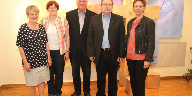 Der Vorstand des Förderkreises für die ökumenische Diakoniestation wurde einstimmig wiedergewählt. Im Bild: Schriftführerin Emma Klingler (von links), Beauftragte der Martin-Luther-Gemeinde Dr. Bärbel Kilian, Förderkreisvorsitzender Dr. Helmut Holz, 2. Vorsitzender Karl-Heinz Theiß und Petra Mettra, langjährige Kassiererin, die nicht mehr kandidierte. Foto: Hannelore Nowacki