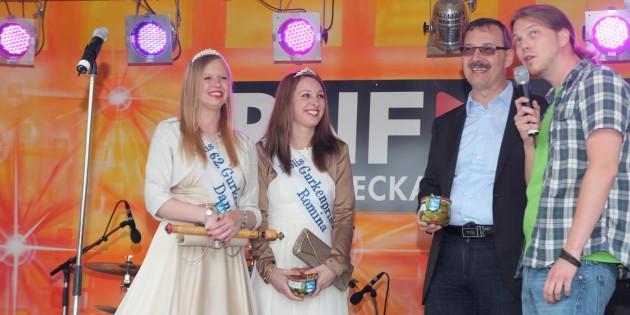 Ein Blick an den grauen Himmel – aber das Wetter hielt. Bürgermeister Felix Kusicka mit Gurkenkönigin Dana I. und Gurkenprinzessin Romina hatten für alle Fälle Essiggurken im Glas mitgebracht. Foto: Hannelore Nowacki