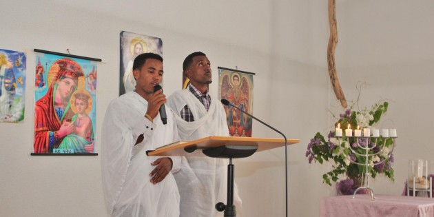 Said Michael Mhveteab und Mikcale Weldeab Hadgu zelebrierten den eritreischen Gottesdienst mit Gebeten, Gesang und Predigt. Das Abendmahl wurde als gemeinsames Essen gefeiert. Foto: Hannelore Nowacki