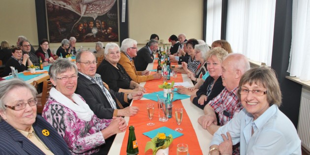 Zur frühen Mittagszeit kam das Essen auf den Tisch, später saßen viele  Gäste des Förderkreises Kirchenrenovierung St. Michael noch gemütlich zusammen. Foto: Hannelore Nowacki