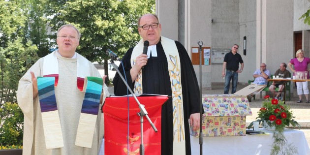 Zwei Konfessionen, ein Gott – der katholische Pfarrer Erhard Schmitt und sein evangelischer Amtsbruder Pfarrer Ralf Kröger geben beim ökumenischen Wortgottesdienst am Pfingstmontag im Garten der Martin-Luther-Kirche ein gelungenes Beispiel für gemeinsames Feiern des Glaubens. Archivfoto: Hannelore Nowacki