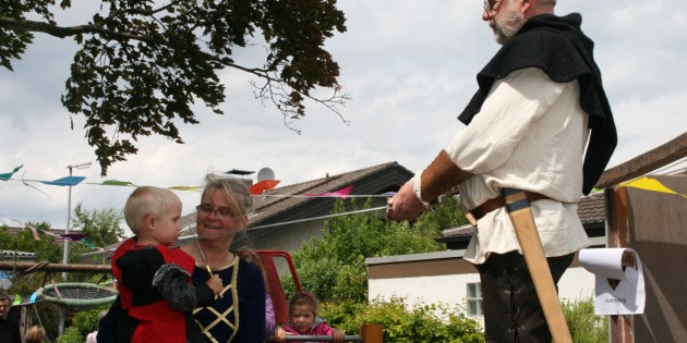 Zu jeder vollen Stunde nahmen die als Rittersleute gewandeten Großeltern Dagmar und Hartmut Ernst den Ritterschlag vor. Foto: Eva Wiegand