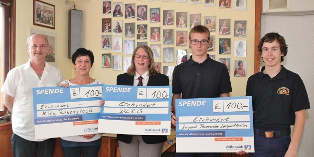 Freddy Herweck (links), Erster Vorsitzender des 1. CC Rot-Weiß, und Zweite Vorsitzende Jesina Litters hatten den Helfern und Unterstützern gedankt: Kita-Leiterin Heike Roos und DLRG-Vorsitzende Susanne Hanselmann; die Jugendfeuerwehr war vertreten durch den stellvertretenden Jugendausschussvorsitzenden Martin Neumann und Schriftführer Finn Schumacher. Foto: Hannelore Nowacki