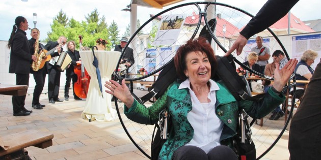 Information, Musik und Begegnung war unter dem Marktdach geboten. Der Ultraleichtflieger-Verein hatte sein Fluggerät mitgebracht, in dem Bürgermeisterin Barbara Schader Platz genommen hatte. Foto: Hannelore Nowacki