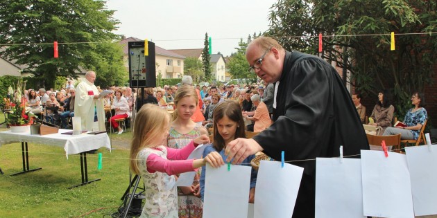 Was ist wichtig? Viele Gottesdienstbesucher schrieben auf, wie sie sich Kirche vorstellen. Die Kinder brachten ihre Malaufgaben zum Aufhängen zu Pfarrer Ralf Kröger. Foto: Hannelore Nowacki