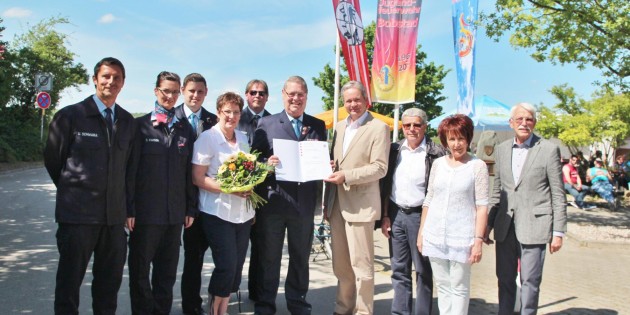 Manfred Kaiser erhielt den Ehrenbrief des Landes Hessen beim Tag der offenen Tür der Freiwilligen Feuerwehr Bobstadt am Sonntag. Foto: Hannelore Nowacki