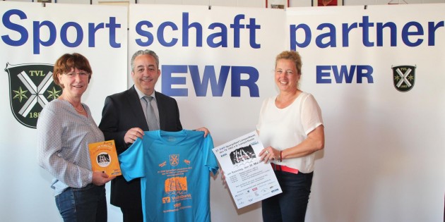 Beim 27. EWR-Spargellauf erhalten alle Teilnehmer, die das Ziel erreicht haben, ein solches Finisher-Shirt - jedes Jahr in einer anderen Farbe. Im Bild: Brigitte Hahl, Stephan Wilhelm und Sabine Gärtner. Foto: Hannelore Nowacki