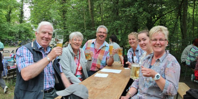 Mitten im Trubel oder gemütlich im Grünen ein lauschiges Plätzchen finden – beim Waldfest kommt jeder auf seine Kosten. Foto: Hannelore Nowacki