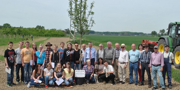 Hand in Hand für den Naturschutz: Gemeinsam mit Schülern des Lessing-Gymnasiums und Vertretern der Stadt um Bürgermeister Gottfried Störmer weihte der Arbeitskreis Naturschutz, Landwirtschaft und Ressourcen der Lokalen Agenda 21 die mittlerweile siebte Blühfläche ein. Foto: Benjamin Kloos