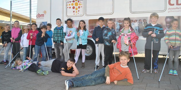 Das Gefühl, wie es ist blind zu sein, erlebten Schüler der Bürstädter Schillerschule und der angegliederten Sprachheilschule dank des Erlebnisgangs der Christoffel-Blindenmission. Foto: Benjamin Kloos