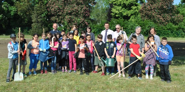 Die kleinen Gärtner: Gemeinsam mit den Technischen Betriebsdiensten bepflanzten Schüler der Schillerschule eine Wiese für Bienen und Insekten. Foto: Benjamin Kloos