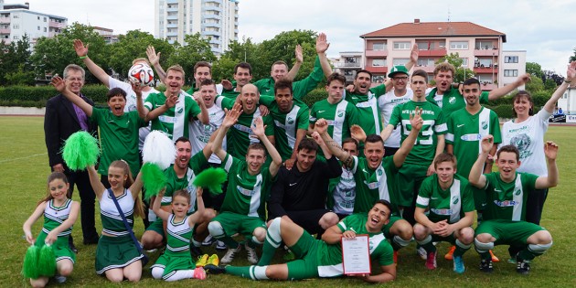 Die 1. Mannschaft des VfB Lampertheim freute sich über ihren letzten Sieg in dieser Saison, den erreichten Meistertitel in der Kreisliga C und den Aufstieg in die B-Klasse - hier gemeinsam mit Kreisfußballwart Reiner Held vom Hessischen Fußball-Verband (l.), der Sportausschuss-Vorsitzenden Gisela Hanusch und einigen Cheerleadern im Anschluss an den letzten Sieg mit 6:1 im Adam-Günderoth-Stadion. Foto: Sigrid Samson