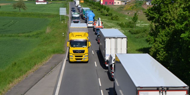 LKW und PKW-Verkehr dreht wieder um: Von Lampertheim aus kommend Richtung Rosengarten geht nichts mehr! Foto: Steffen Heumann