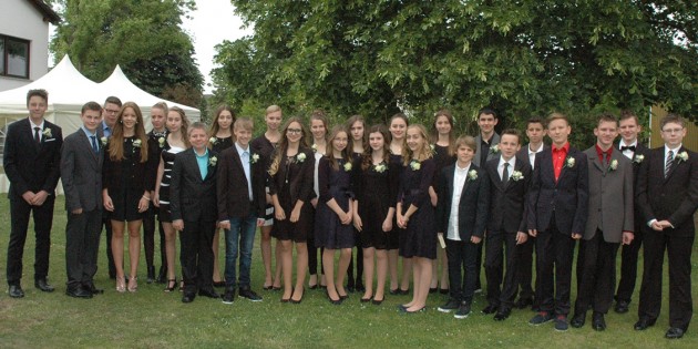Die diesjährigen 26 Konfirmandinnen und Konfirmanden vor dem Einzug in die Martin-Luther-Kirche zum gemeinsamen Festgottesdienst. Foto: Sigrid Samson