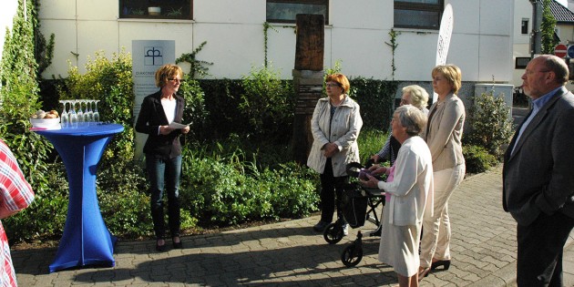 Martina Seelinger, Vorstandsvorsitzende der Diakonie Stiftung Lampertheim, mit einigen Gästen beim diesjährigen Jahrestreffen vor dem Stifterbaum. Foto: Sigrid Samson