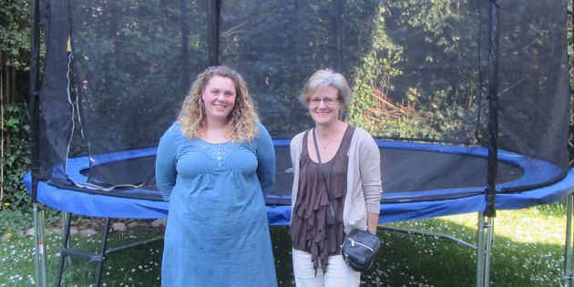 Freuen sich, dass die Mädchen der Wohngruppe Bensheim-Auerbach ab sofort  am Trampolin Freude haben können: Ulrike Litters vom Flohmarktteam (r.) und Betreierin N. Kuhn (l.). Foto: oh