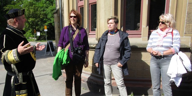 Der Burgvogt der Kaiserpfalz gab sich die Ehre und führte 16 Frauen es Gesangverein Nordheim durch Bad Pimpfen. Foto: oh