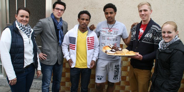Zwei Bewohner der Flüchtlingsunterkunft in der Mainstraße nahmen die Kuchenplatte der JU Ried gerne stellvertretend für alle entgegen. Foto: Eva Wiegand
