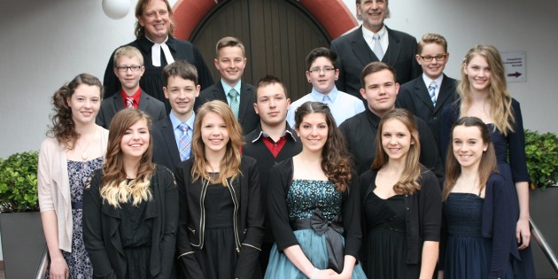 Vierzehn Konfirmanden, die sich ein knappes Jahr gemeinsam mit Jugendreferent Jörg Lingenberg und Pfarrer Dirk Greverus mit ihrem Glauben auseinandersetzten, sagten in einem festlichen Gottesdienst Ja zu Gott. Foto: Eva Wiegand