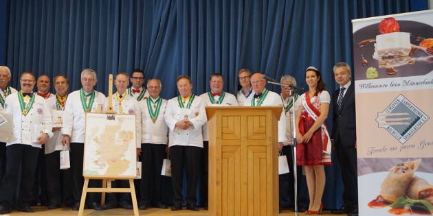 Bernd Müller (2.v.l.), Vorsitzender des Lampertheimer Männerkochclubs, gemeinsam mit den Vertretern der anwesenden Vereine, Bürgermeister Gottfried Störmer (r.) und Spargelkönigin Melanie I. (2.v.r.) im Rahmen der Jubiläumsfeier in der Lampertheimer Notkirche. Er erhielt für seinen Verein ein Präsent von der Stadt Lampertheim mit Vereinslogo, welches für die Vereinsküche in der Goetheschule vorgesehen ist. Foto: Sigrid Samson