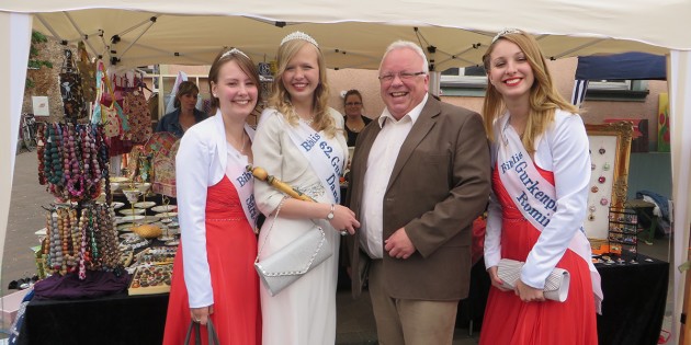 Gemeinsam mit Bürgermeister Rainer Bersch flanierten Gurkenkönigin Dana I. und ihre beiden Prinzessinnen Sara-Luisa und Romina über den 365. Maimarkt in Groß-Rohrheim. Foto: oh